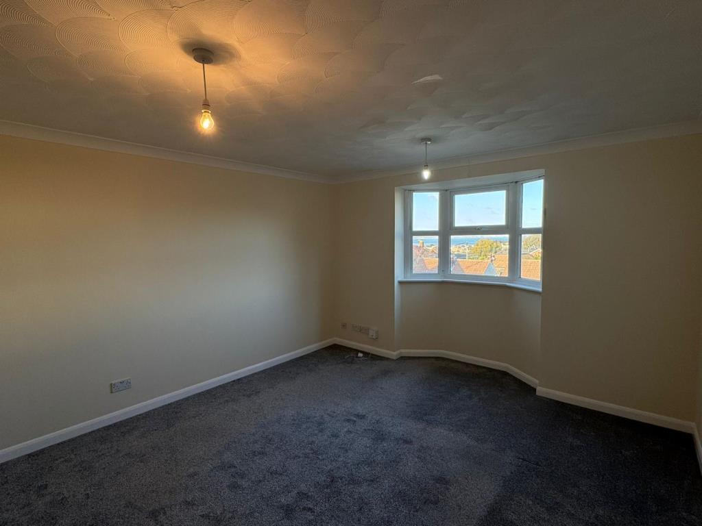 Lot: 83 - TWO-BEDROOM FLAT WITH SEA VIEWS, GARDEN AND CAR PARKING FOR INVESTMENT OR OCCUPATION - Living room